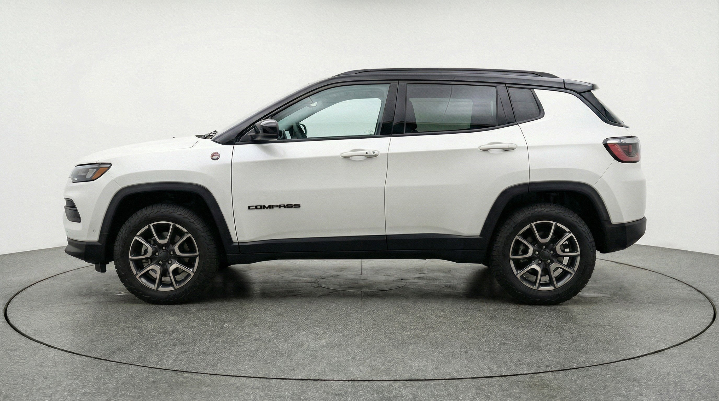 Used 2025 Jeep Compass Trailhawk AWD/4WD image 5