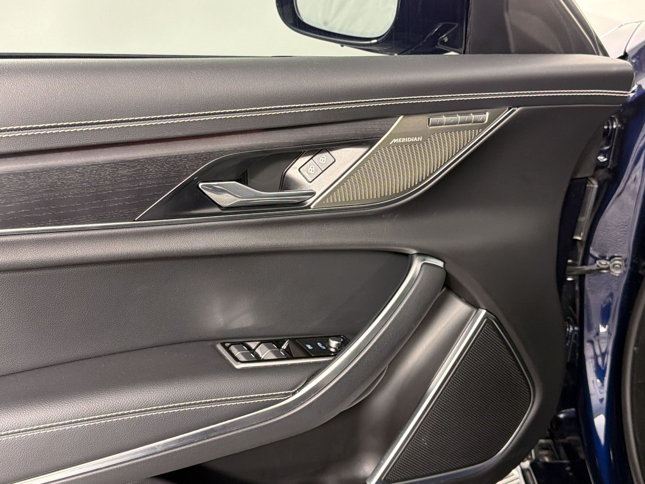 Used 2024 Jaguar XF R-Dynamic SE RWD image 13