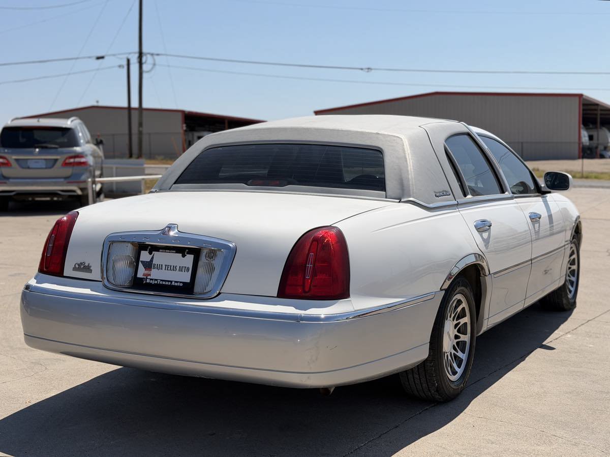 Used 2002 Lincoln Town Car Signature RWD image 6