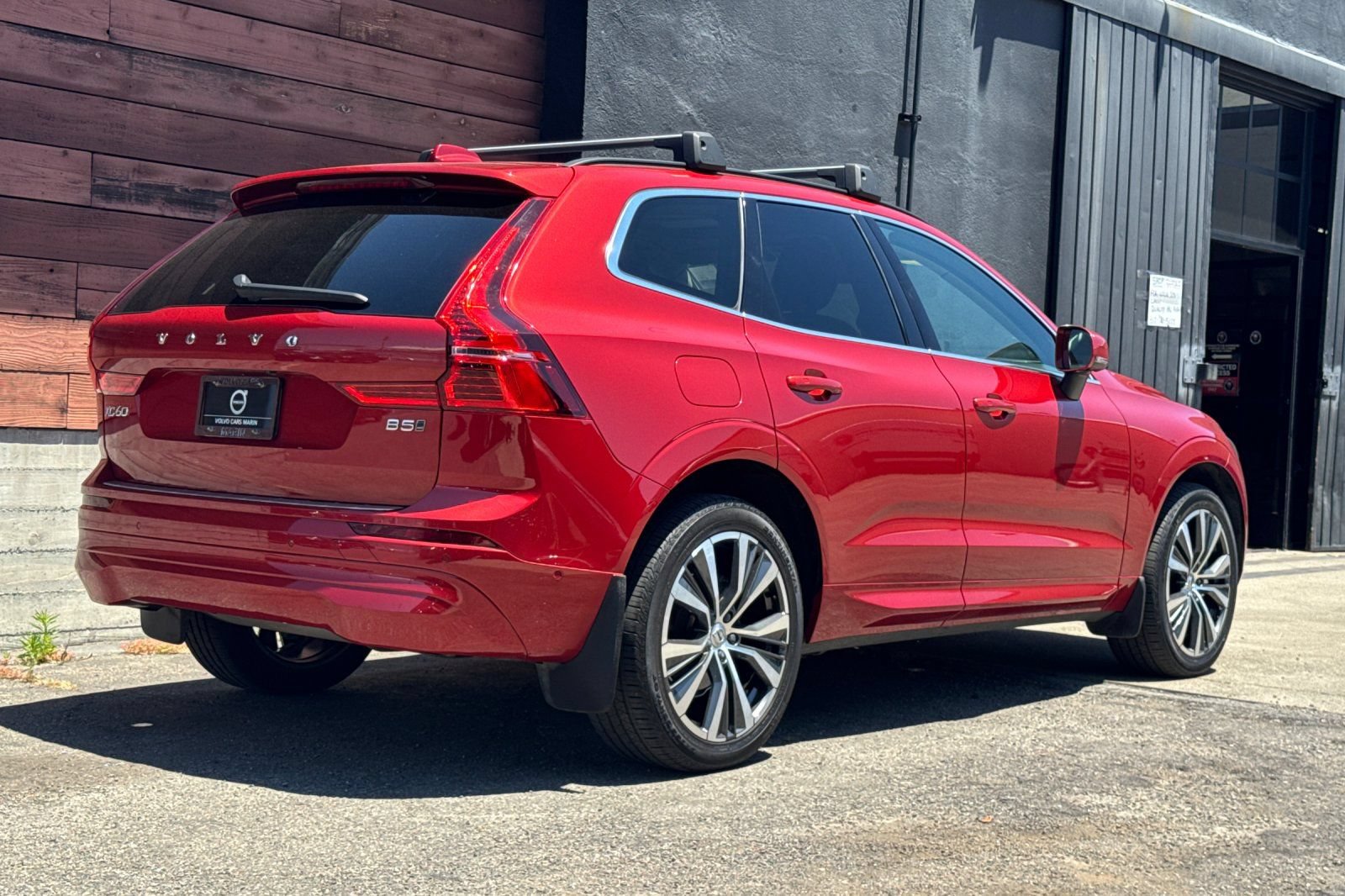 Used 2022 Volvo XC60 B5 Momentum w/ Advanced Package AWD/4WD image 2
