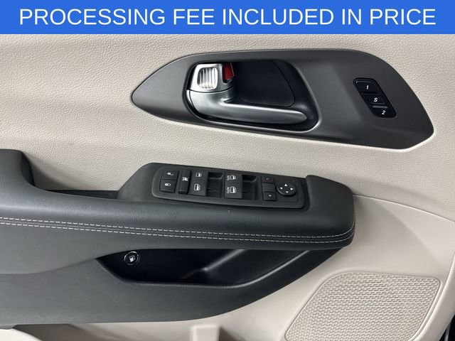 Used 2023 Chrysler Pacifica Touring-L FWD image 5