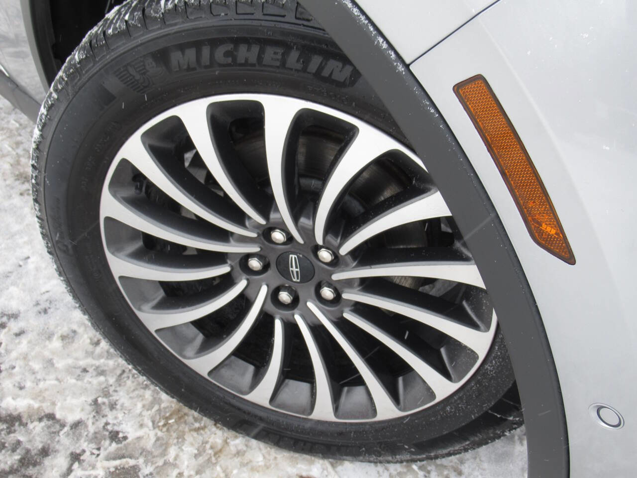 Used 2020 Lincoln Aviator Reserve w/ Equipment Group 201A image 4