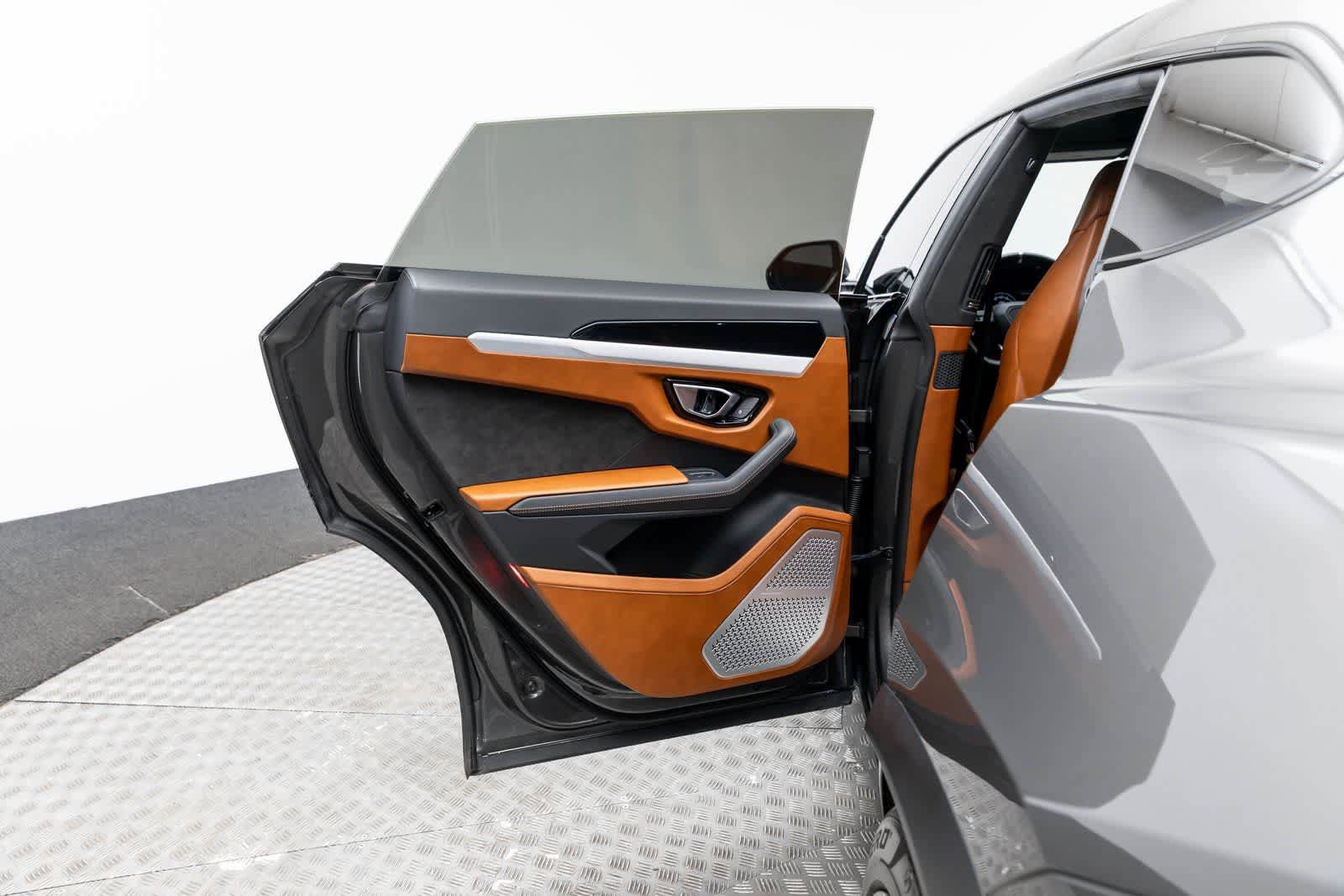 Used 2022 Lamborghini Urus AWD/4WD image 43