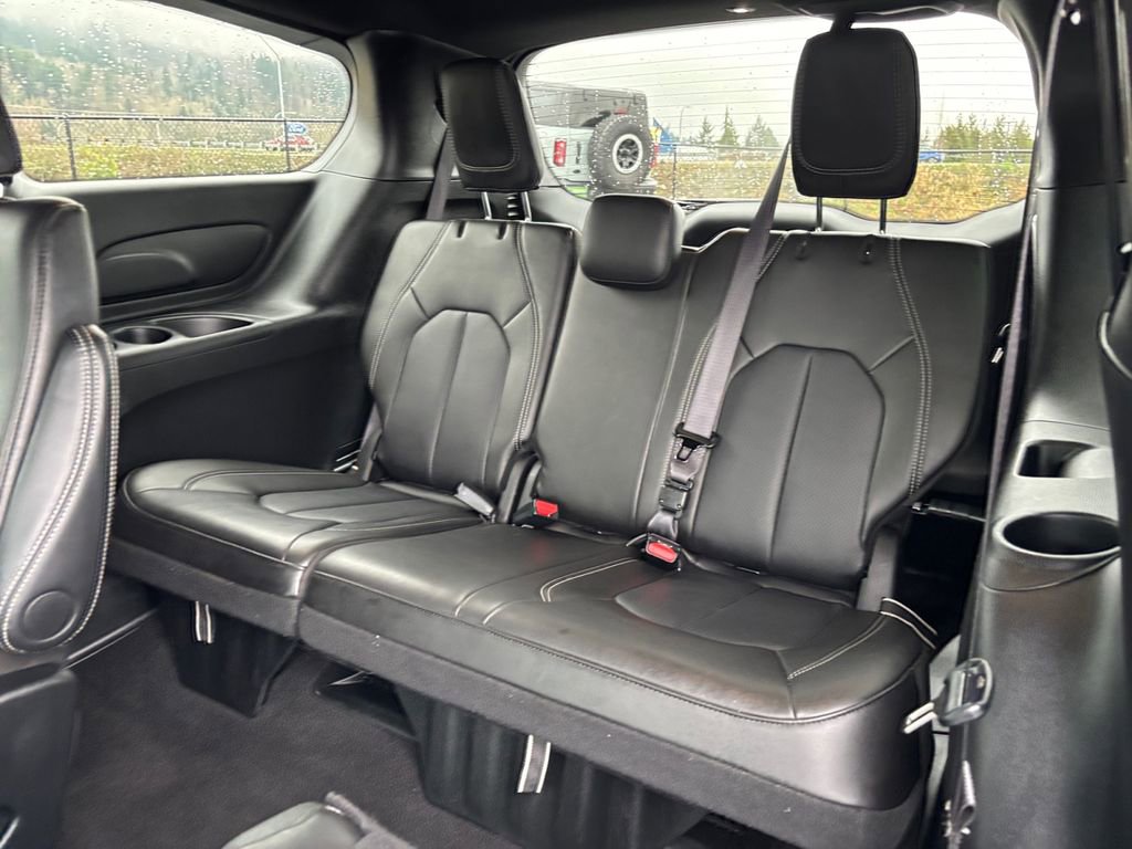 Used 2025 Chrysler Pacifica Select image 35