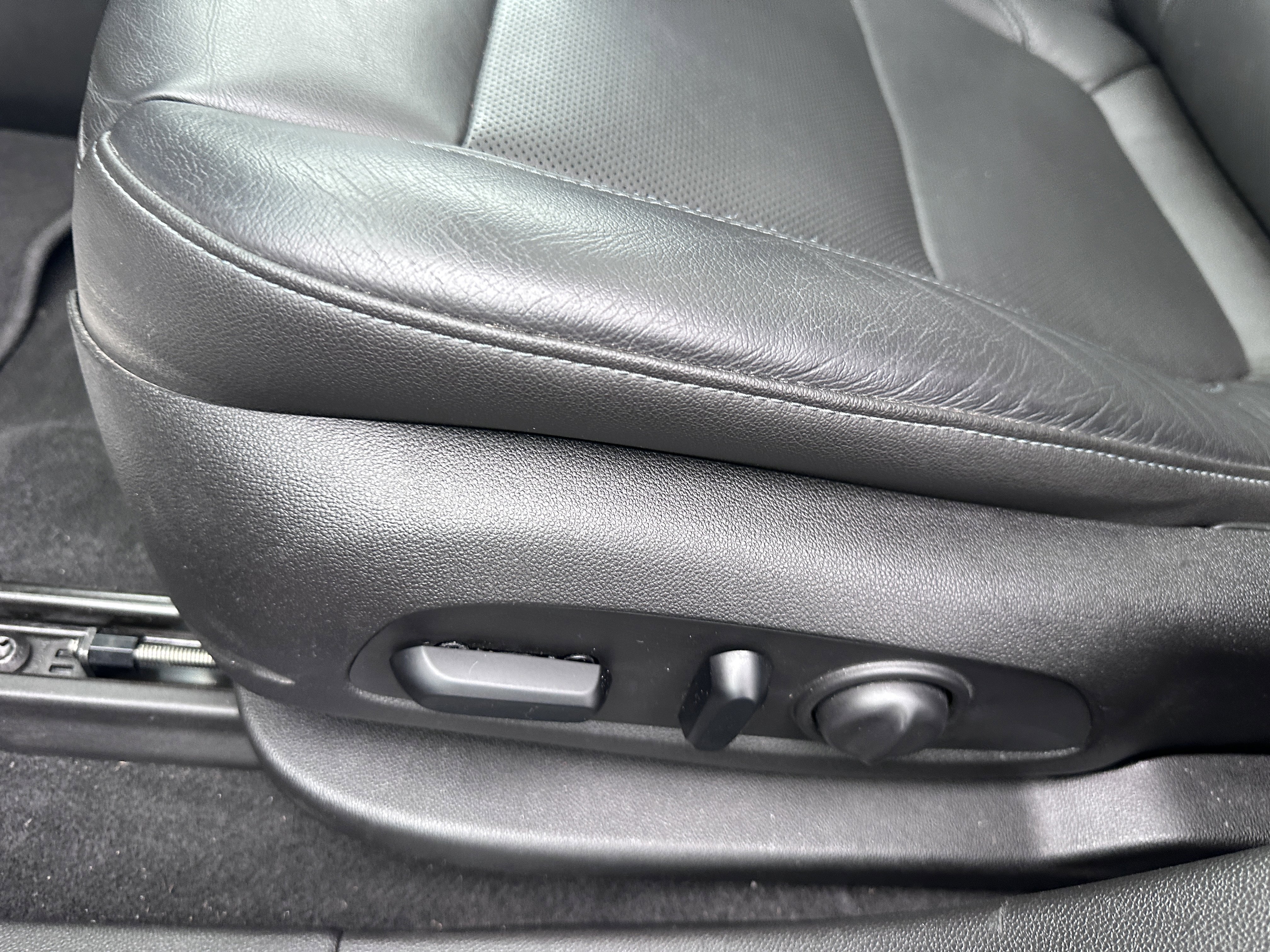 Used 2019 Chevrolet Blazer LT w/ Sun and Wheels Package image 17