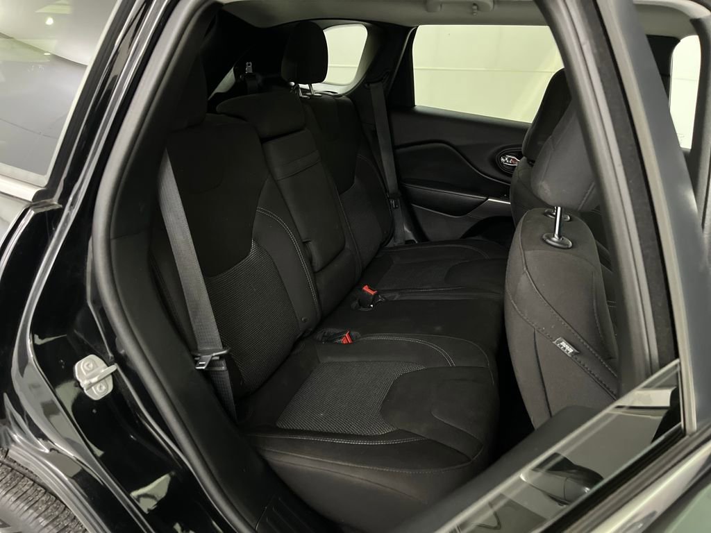 Used 2019 Jeep Cherokee Latitude w/ Popular Appearance Group image 21