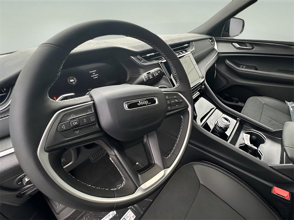 New 2025 Jeep Grand Cherokee Altitude image 20