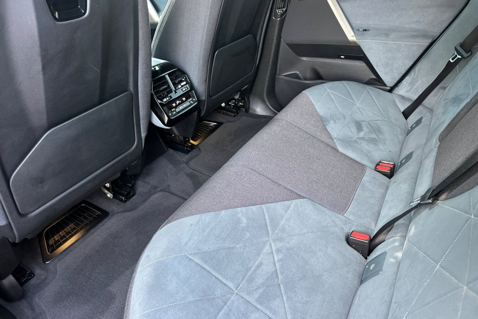 Used 2023 BMW iX xDrive50 w/ Premium Package image 15