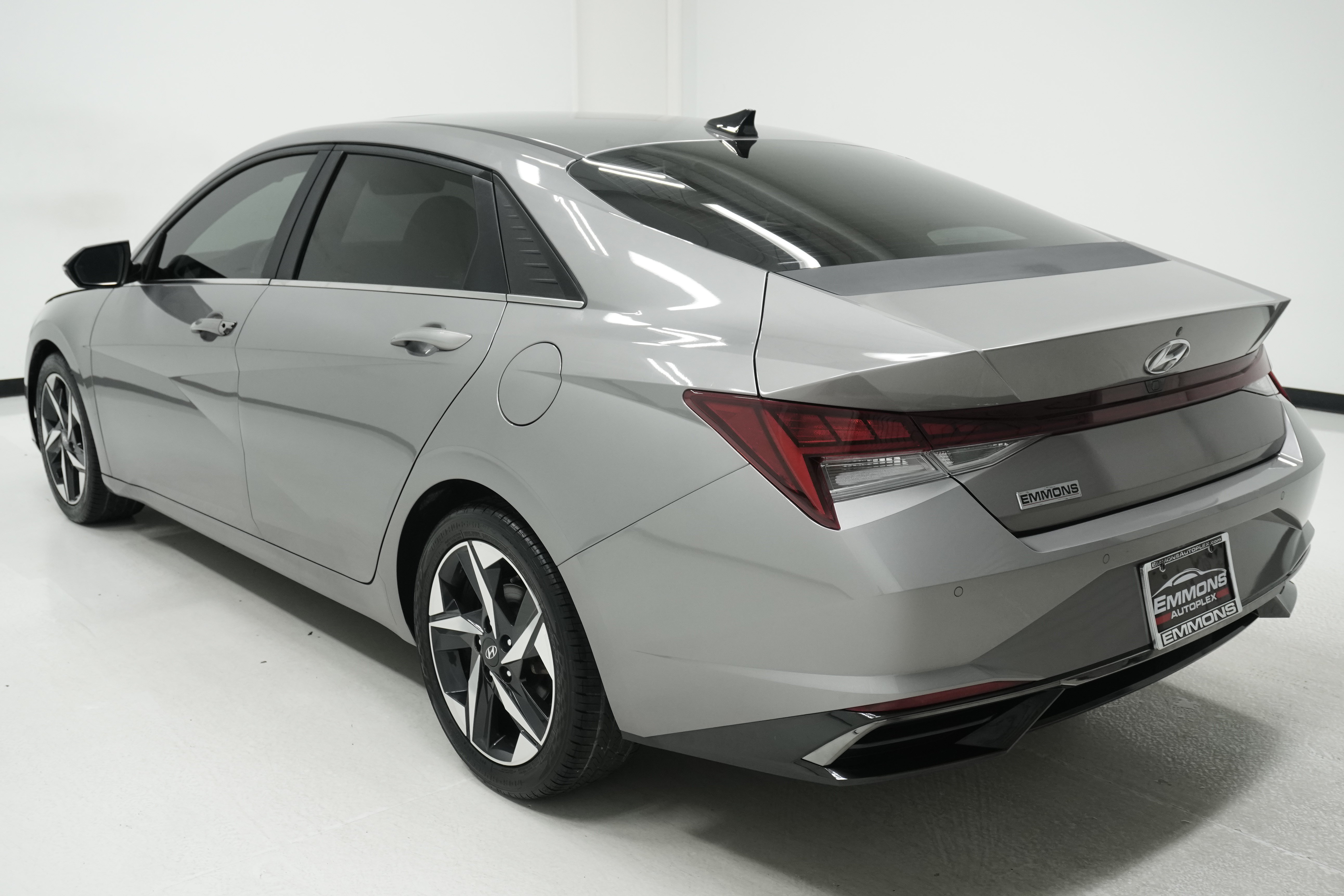 Used 2021 Hyundai Elantra Limited FWD image 4