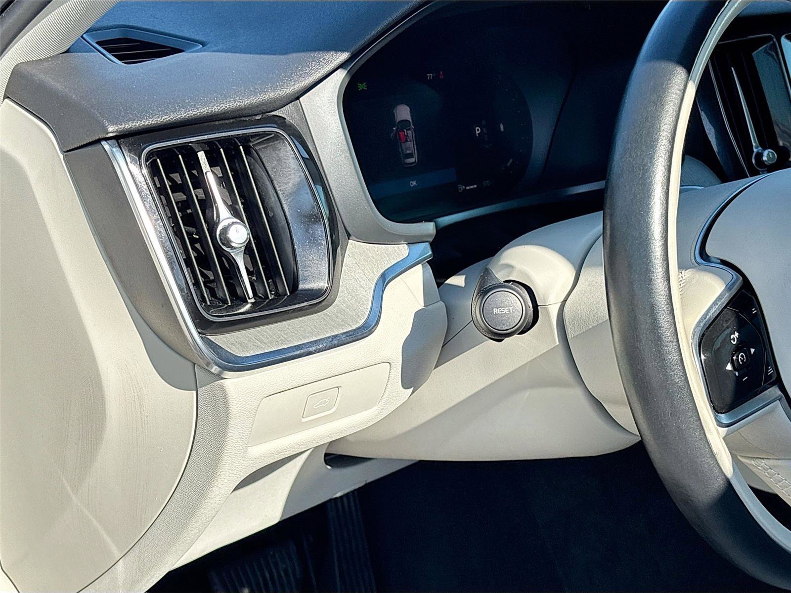 Used 2025 Volvo V60 B5 Cross Country Plus image 10