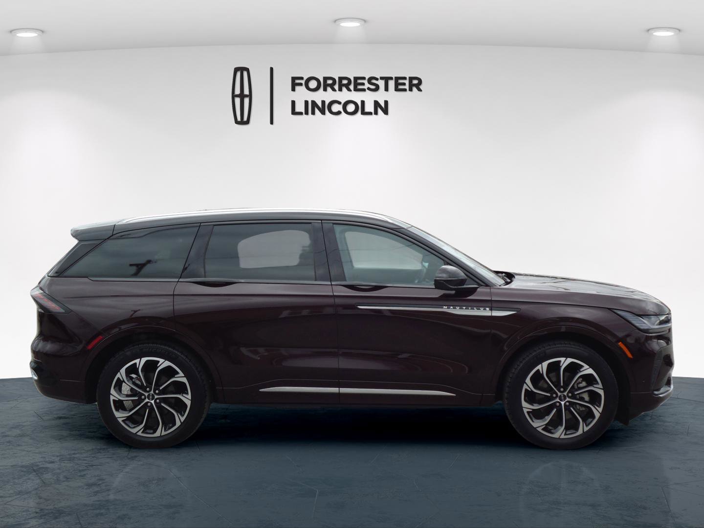 Used 2024 Lincoln Nautilus Reserve AWD/4WD image 2