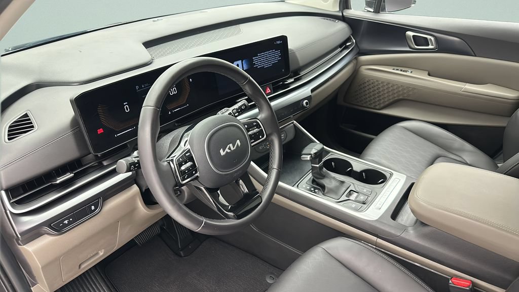Used 2025 Kia Carnival FWD image 12