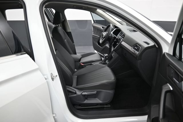 Used 2023 Volkswagen Tiguan SE w/ Panoramic Sunroof Package FWD image 34