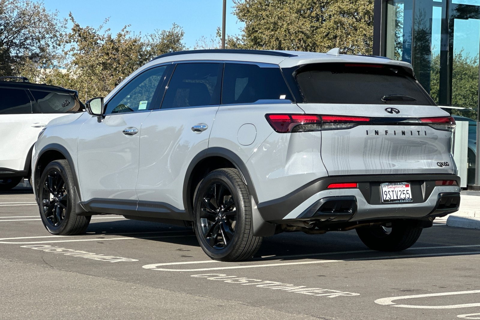 Certified 2025 INFINITI QX60 Luxe w/ Black Edition image 6