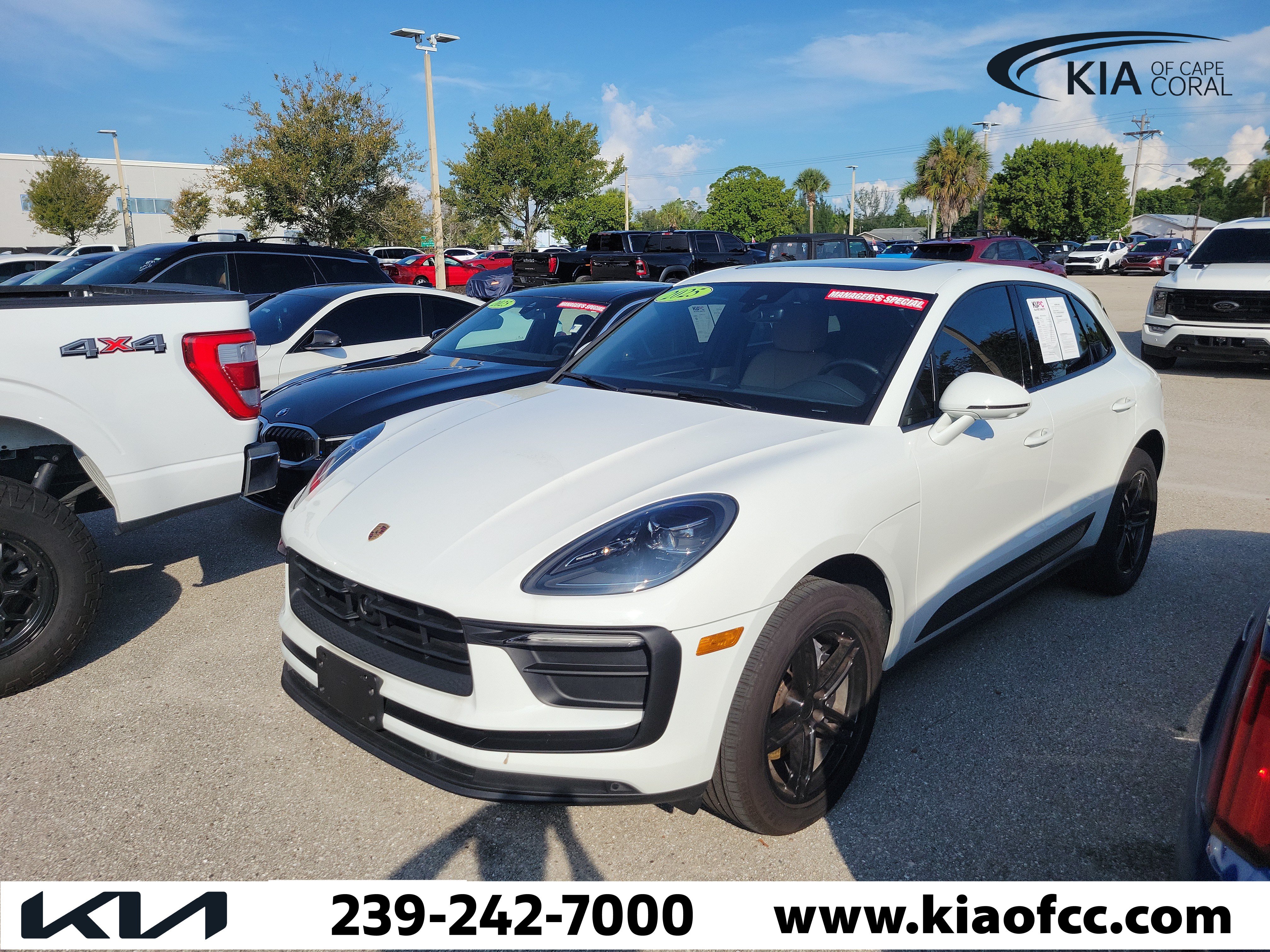 Used 2025 Porsche Macan AWD/4WD image 2