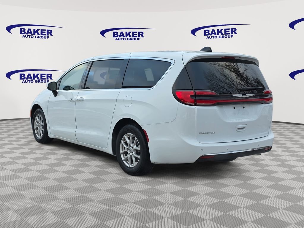 Used 2023 Chrysler Pacifica Touring-L image 5