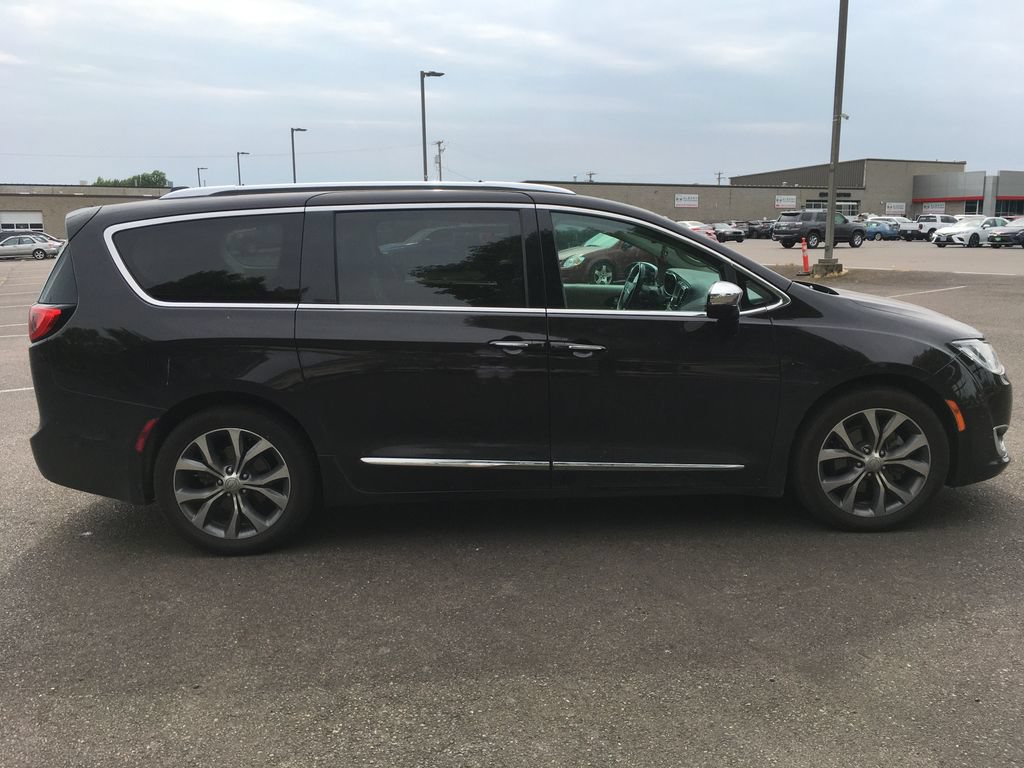 Used 2017 Chrysler Pacifica Limited FWD image 7