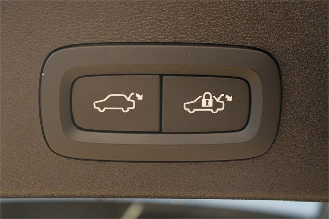 Used 2021 Volvo XC40 P8 Recharge w/ Advanced Package image 7