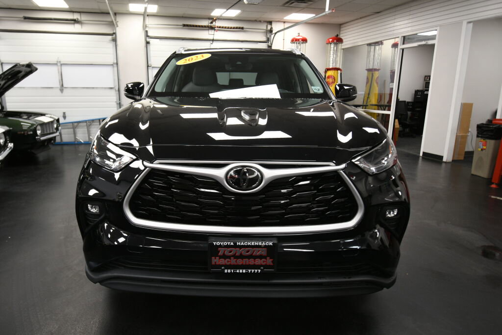 Certified 2023 Toyota Highlander XLE image 2