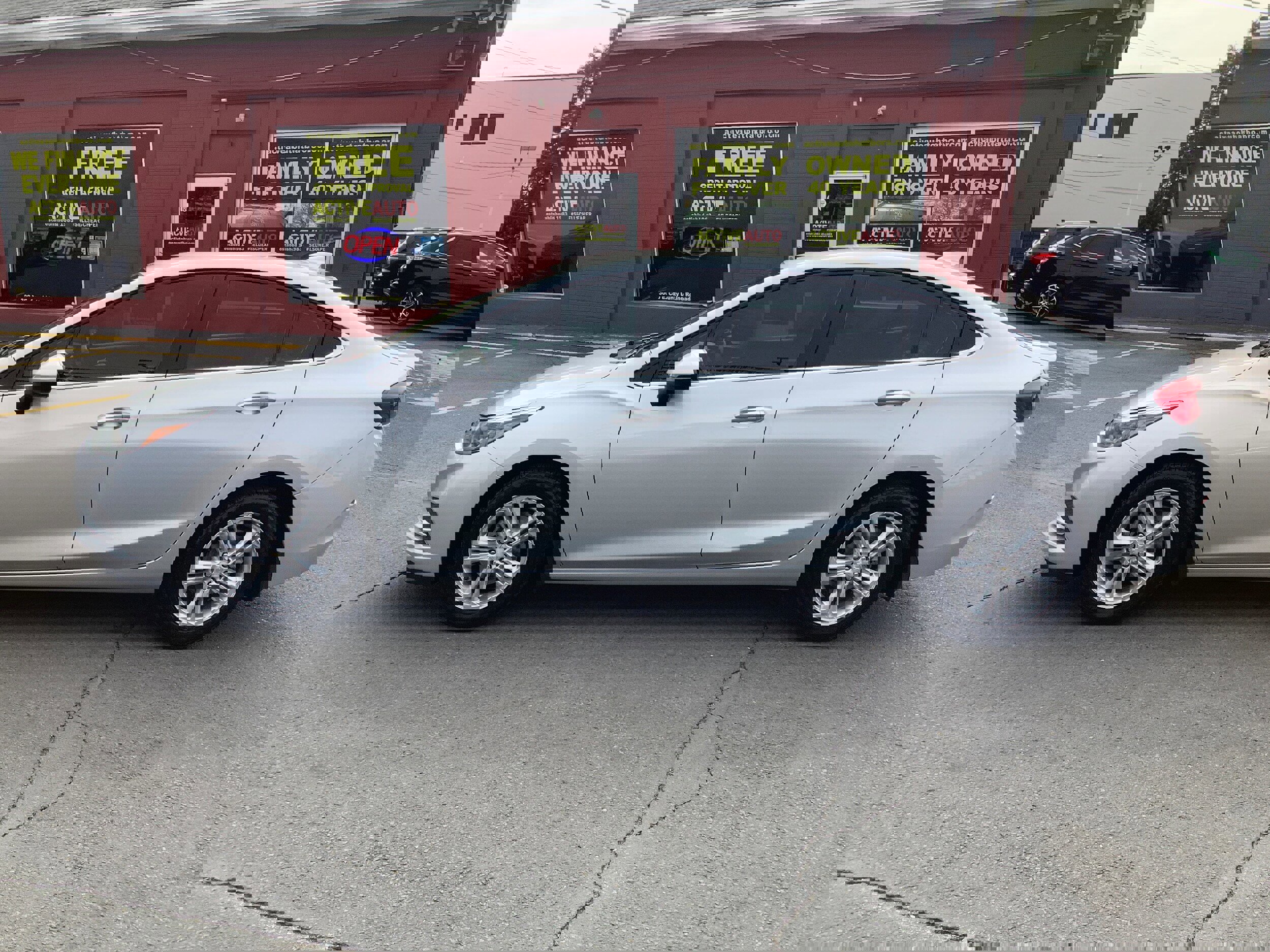 Used 2017 Chevrolet Cruze LT w/ Convenience Package image 4