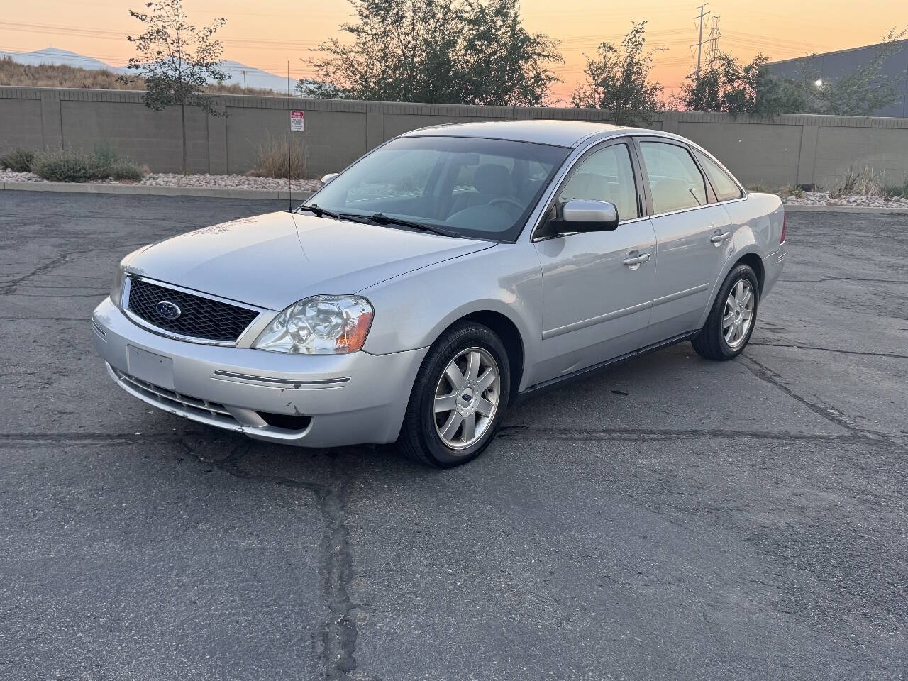 Used 2005 Ford Five Hundred SE FWD image 2