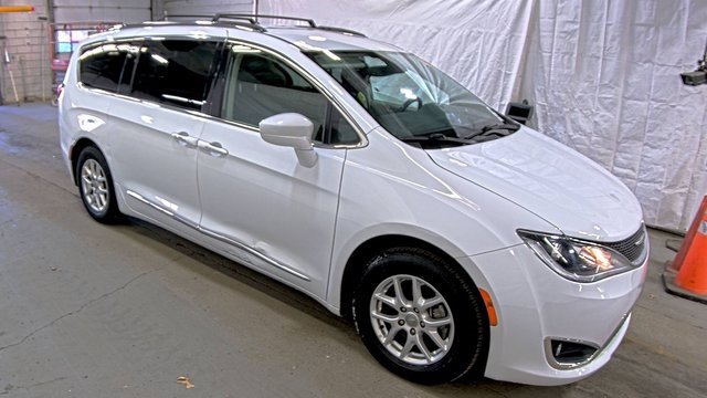 Used 2020 Chrysler Pacifica Touring-L image 3