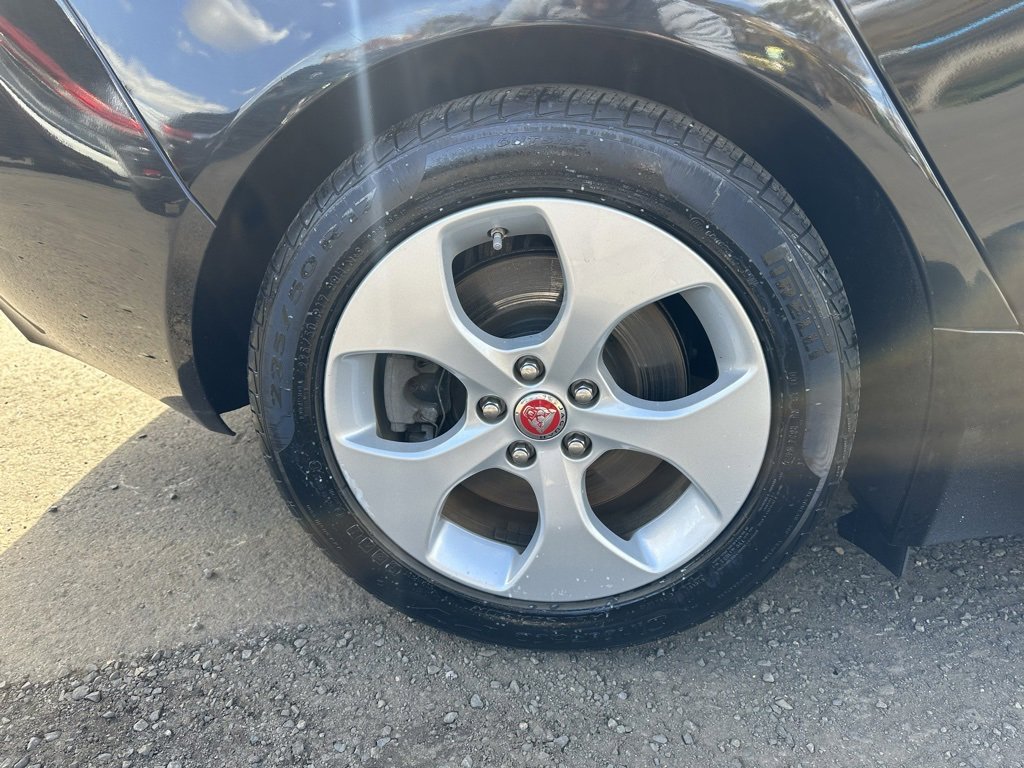 Used 2018 Jaguar XE Premium image 24