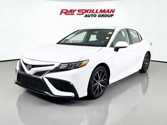 Used 2024 Toyota Camry SE image 3