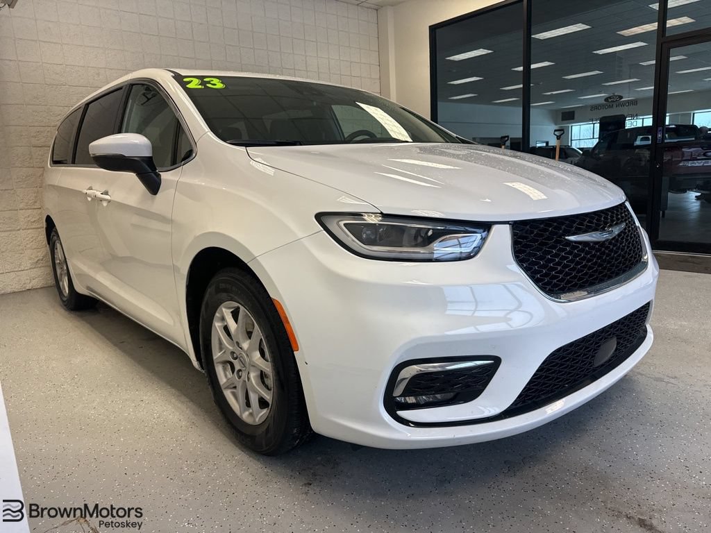 Used 2023 Chrysler Pacifica Touring-L FWD image 1