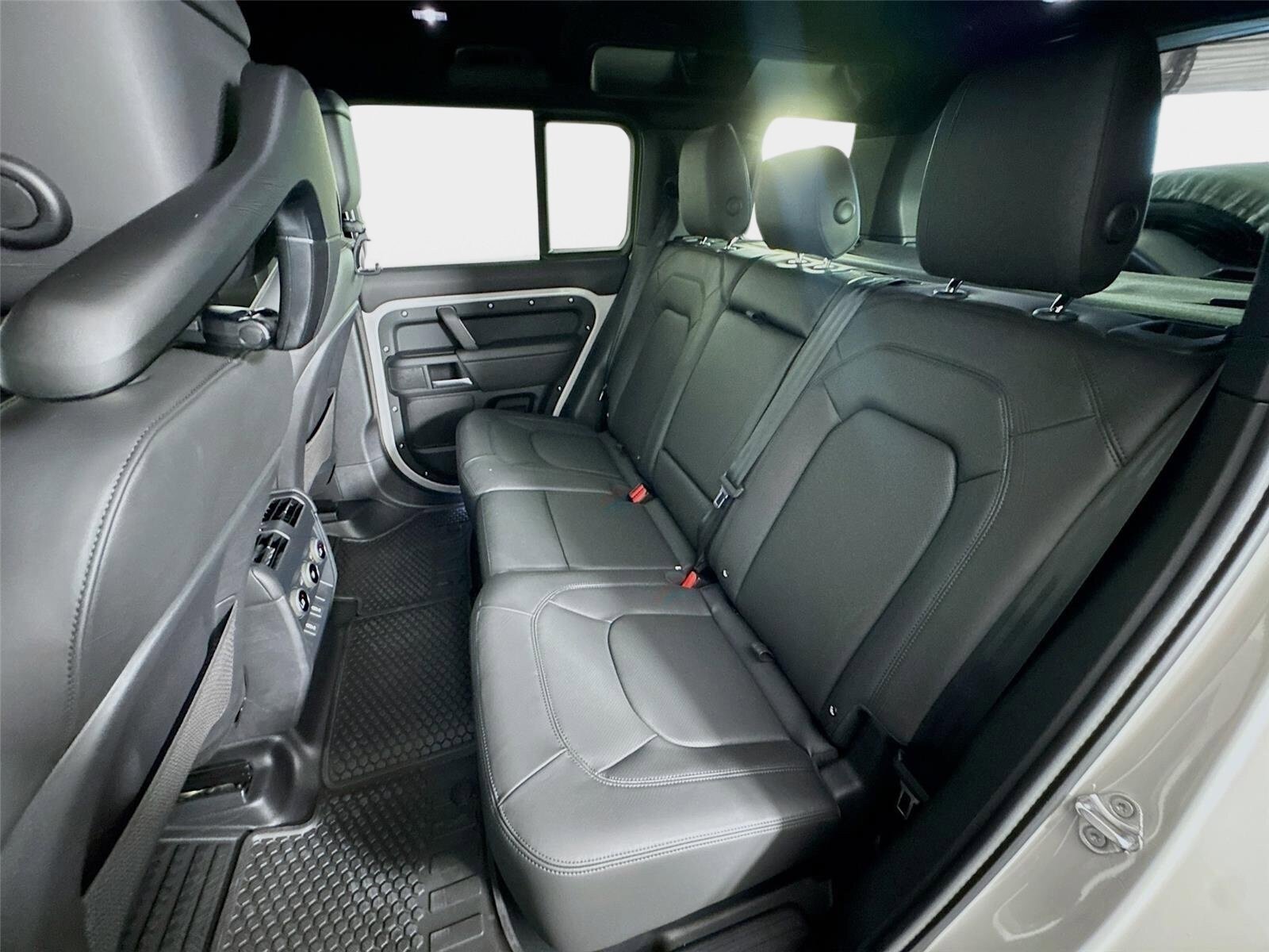 New 2026 Land Rover Defender 110 X-Dynamic SE AWD/4WD image 24