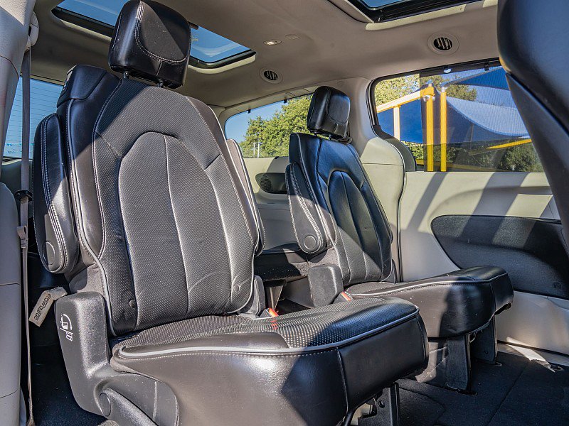 Used 2020 Chrysler Pacifica Limited image 19