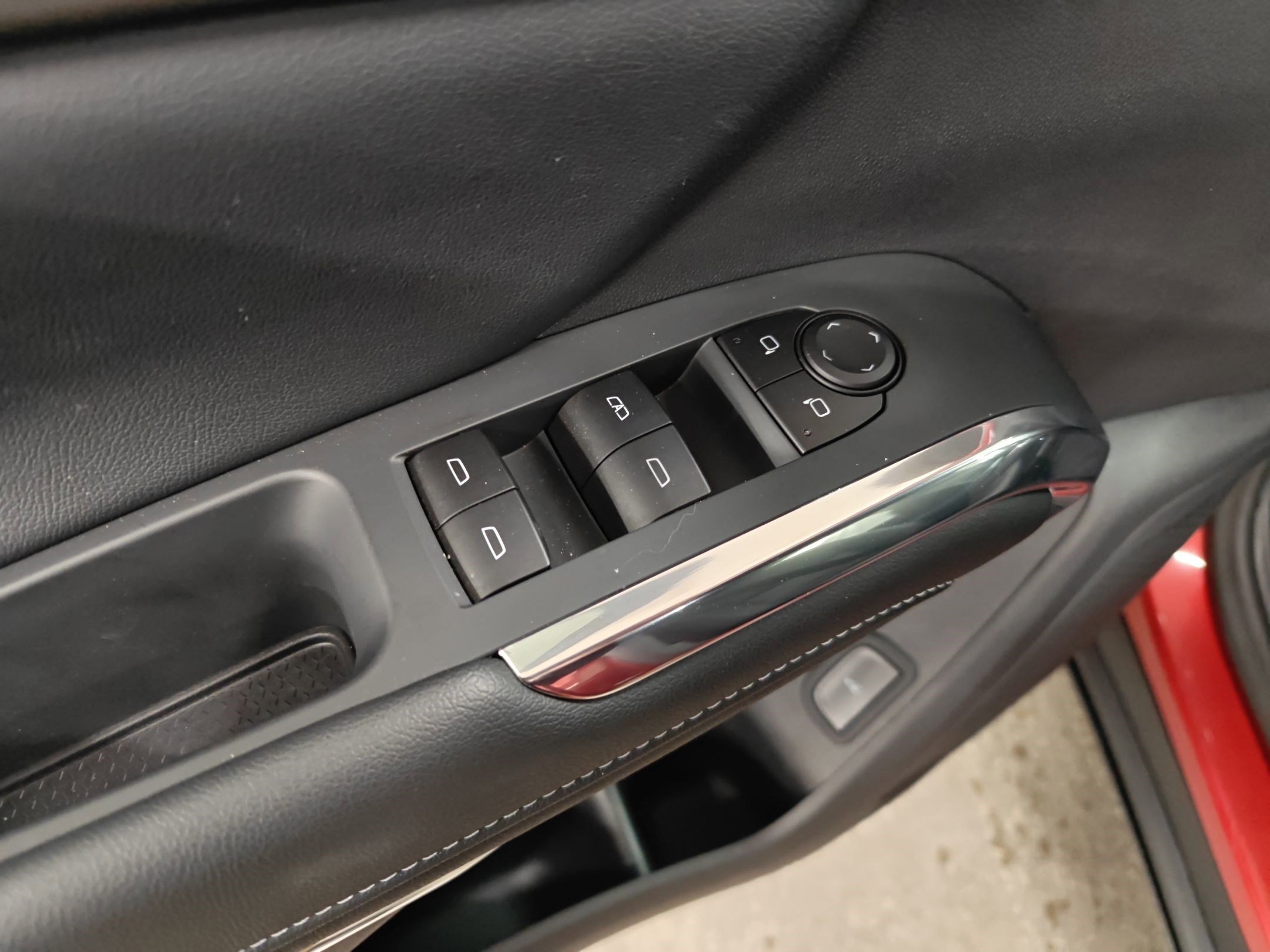 Used 2025 Chevrolet Traverse LT w/ Midnight/Sport Edition image 12