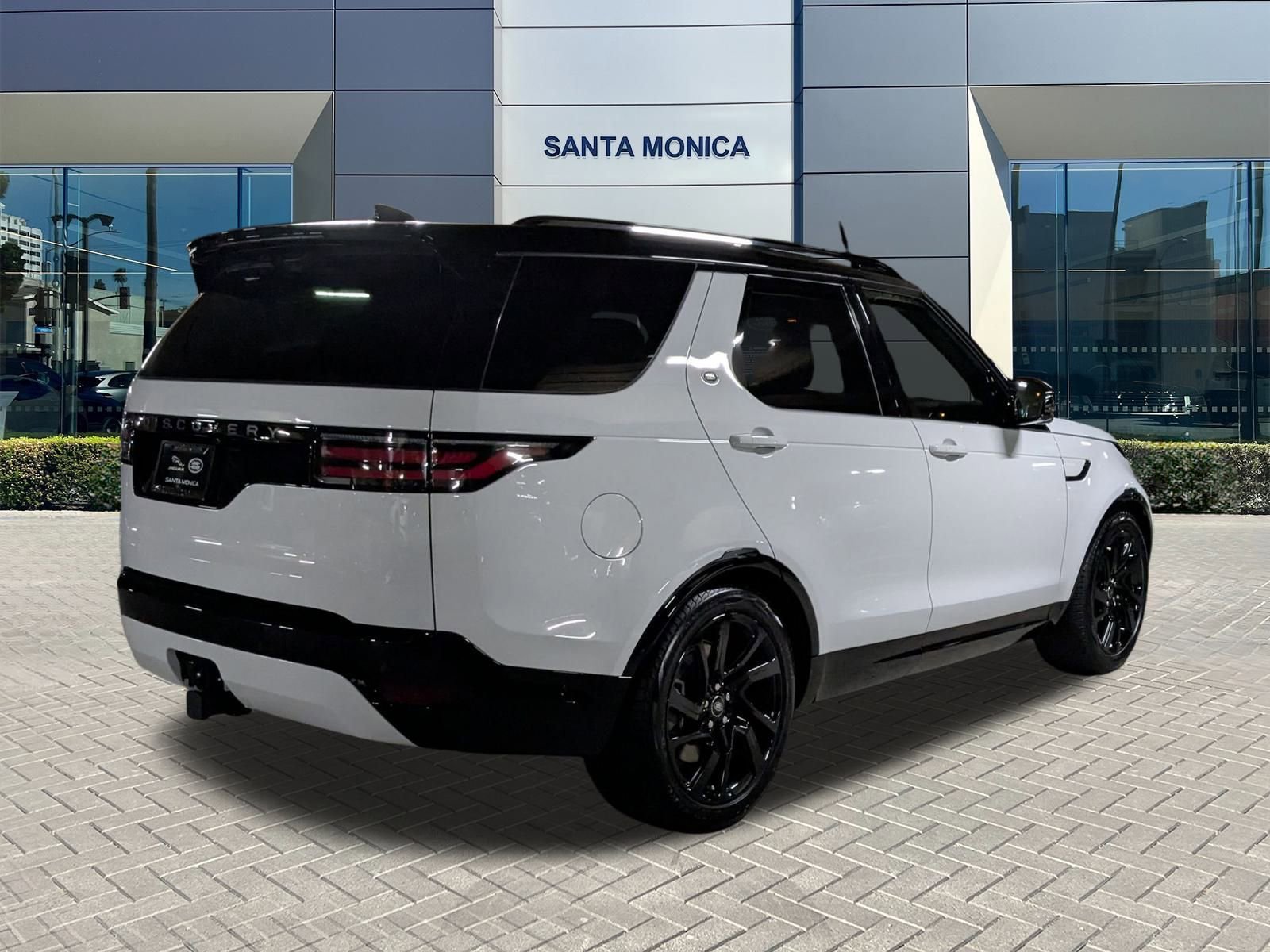 New 2025 Land Rover Discovery Dynamic SE image 2