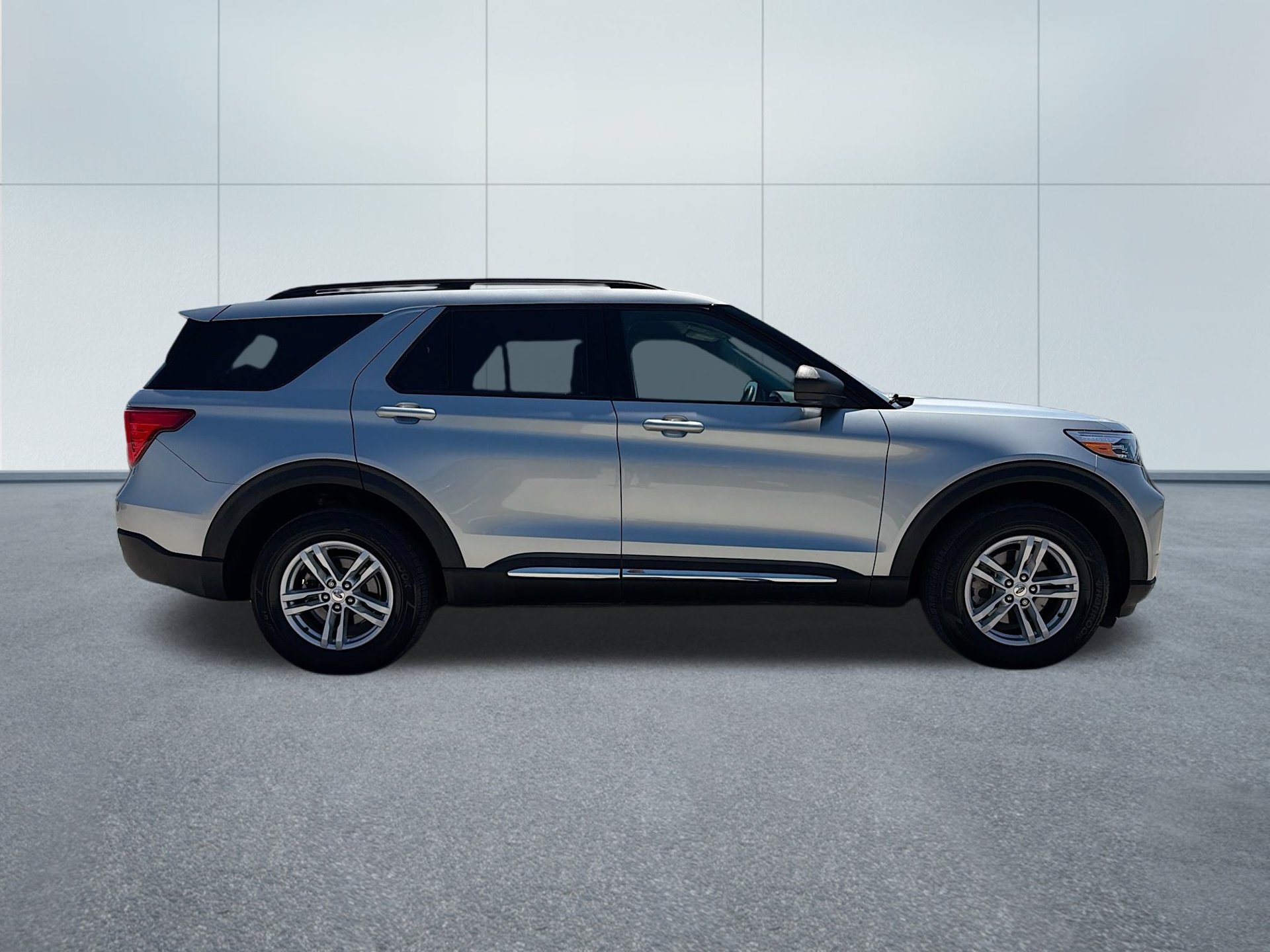 Used 2024 Ford Explorer XLT w/ Class IV Trailer Tow Package AWD/4WD image 4