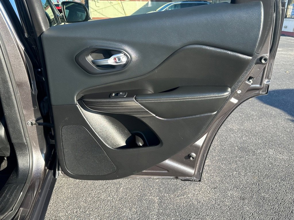 Used 2015 Jeep Cherokee Limited image 23