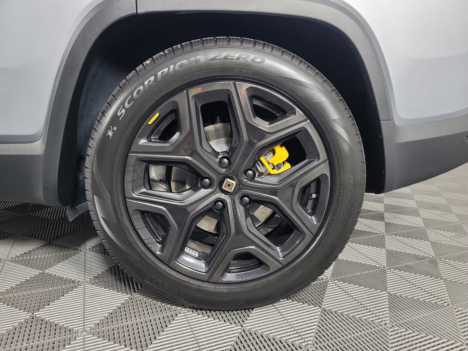 Used 2024 Rivian R1S Adventure image 10