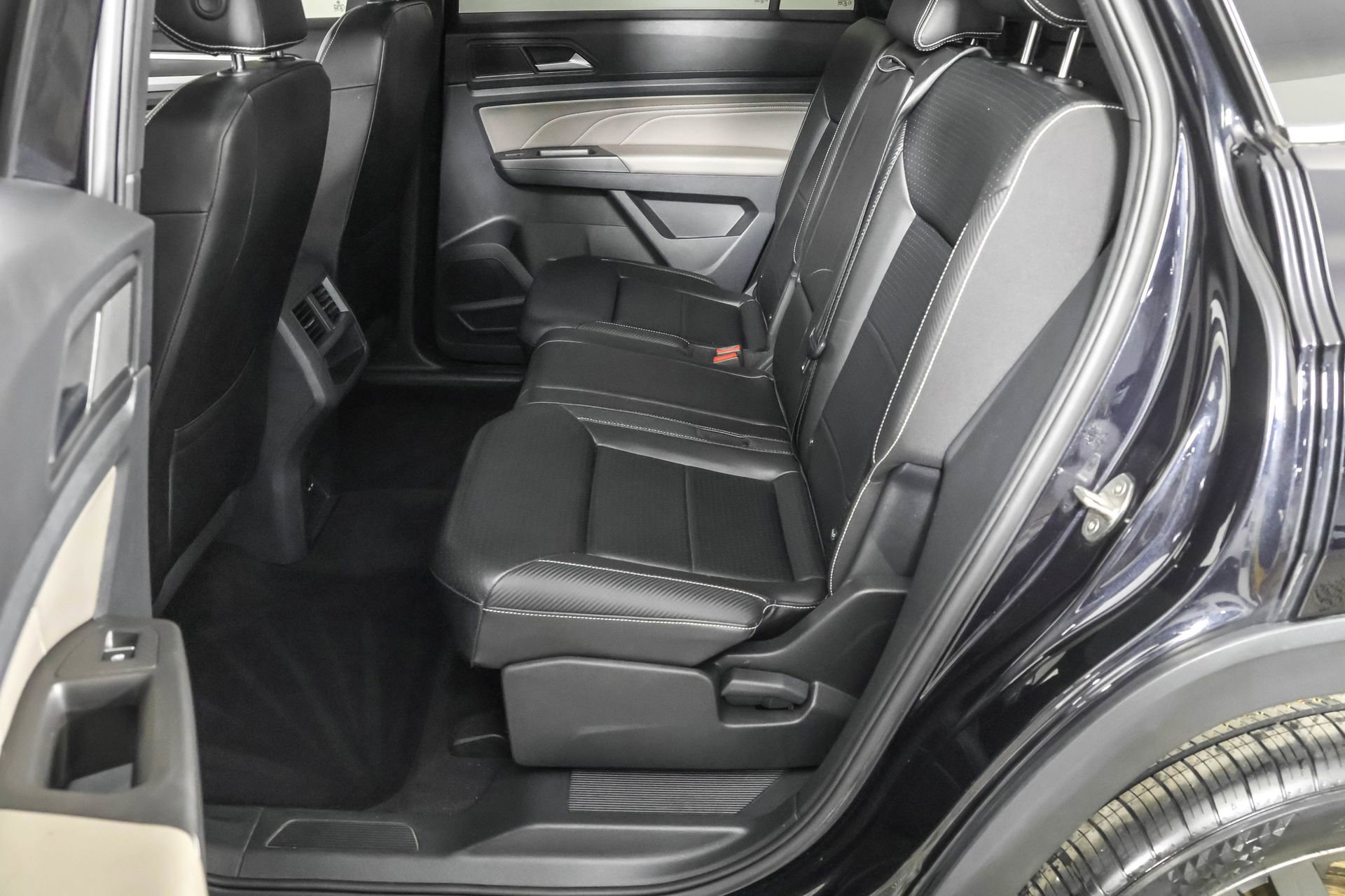 Used 2022 Volkswagen Atlas Cross Sport SEL R-Line AWD/4WD image 37