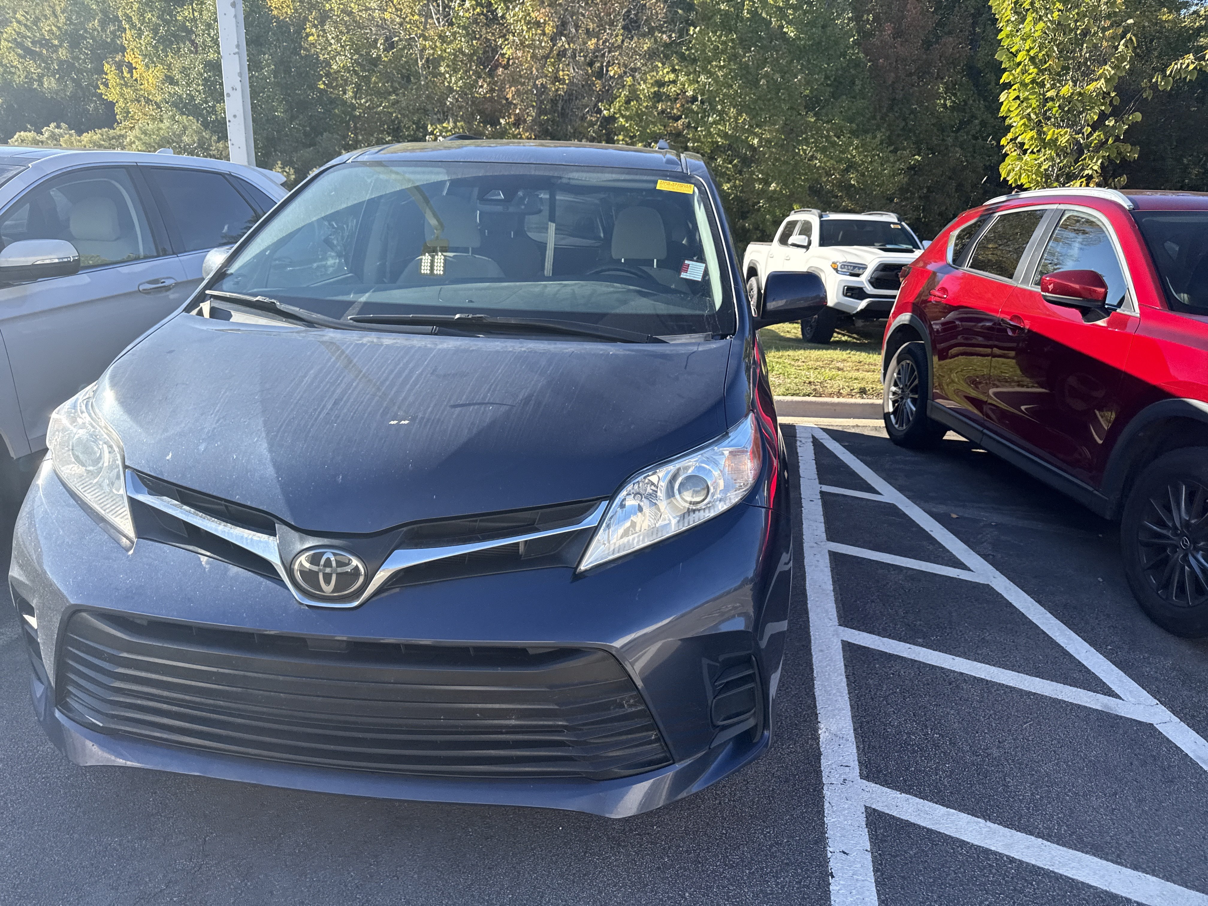 Used 2020 Toyota Sienna LE w/ LE Preferred Package FWD image 2