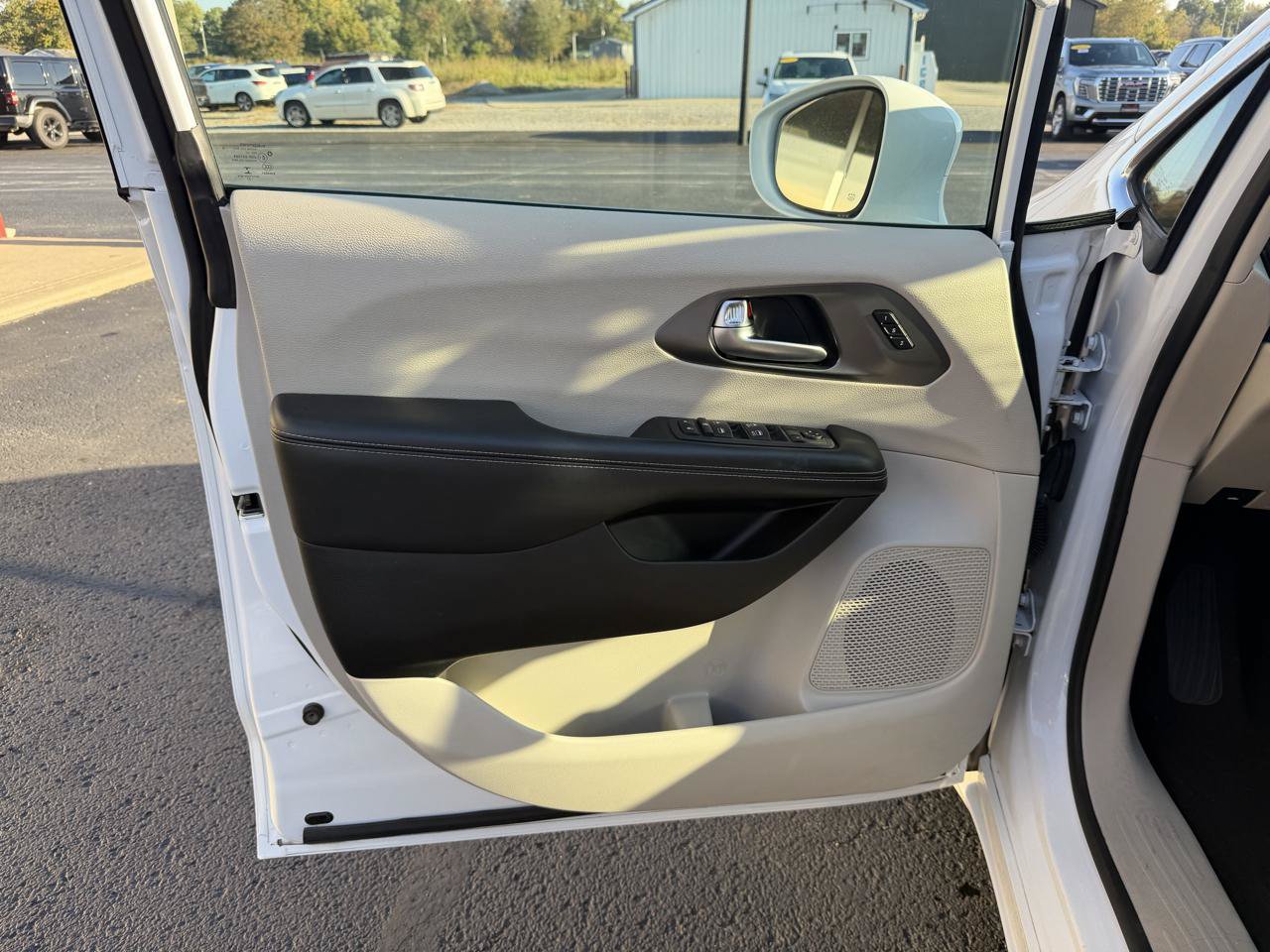 Used 2022 Chrysler Pacifica Touring-L FWD image 12
