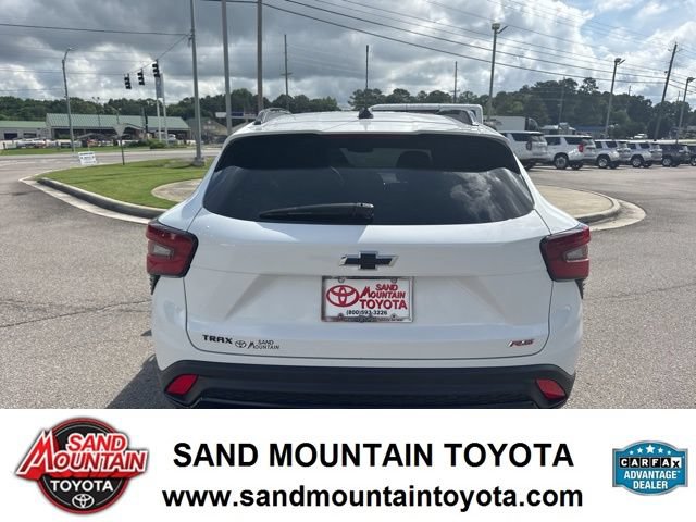 Used 2024 Chevrolet Trax RS w/ Sunroof Package FWD image 4