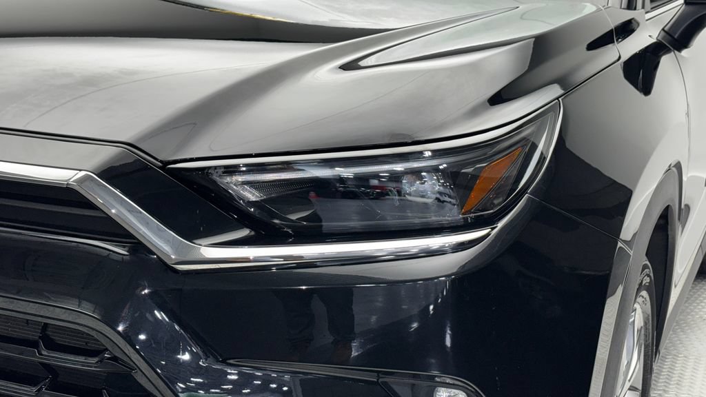 Used 2024 Toyota Grand Highlander AWD image 2