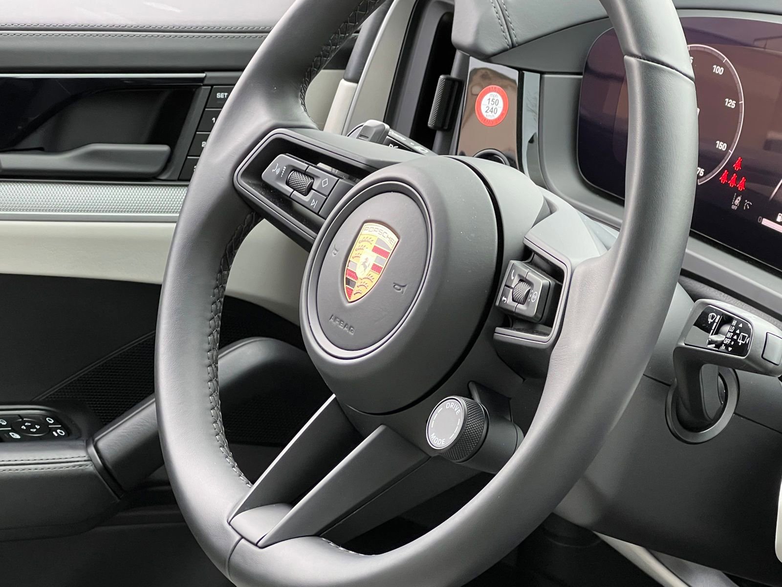 Certified 2025 Porsche Cayenne image 22