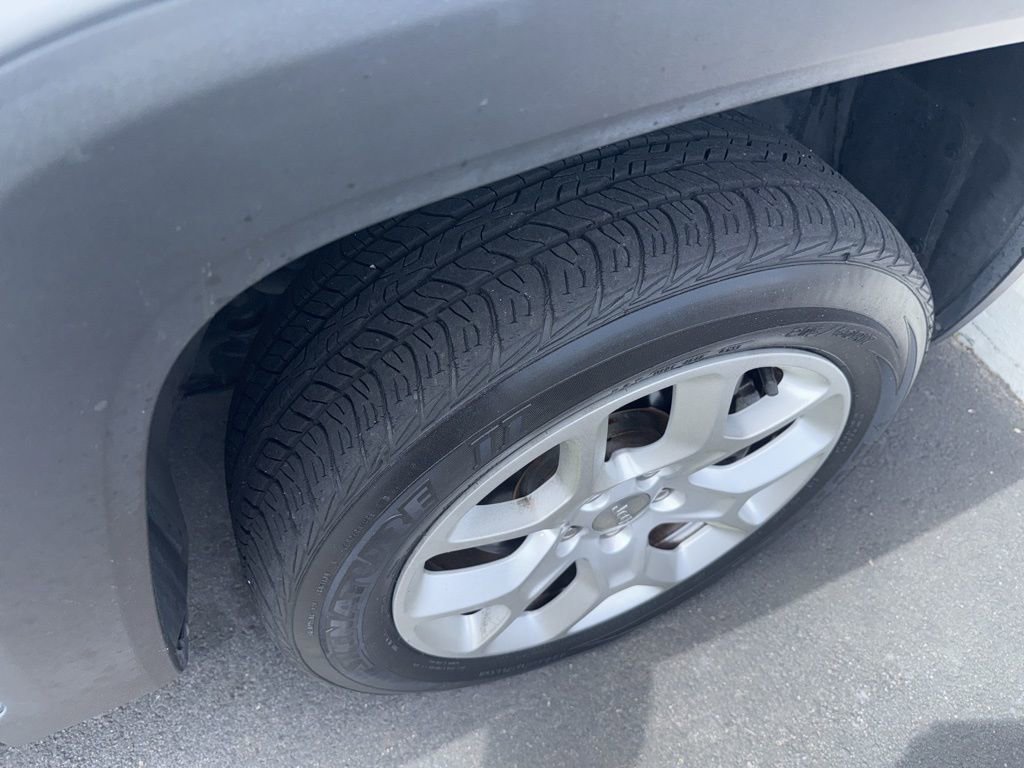 Used 2018 Jeep Renegade Latitude w/ Popular Equipment Group image 10