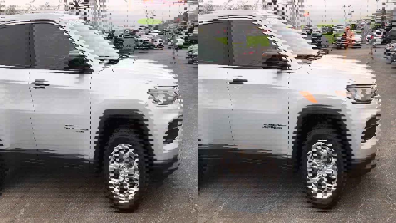 Used 2024 Jeep Compass Sport image 2