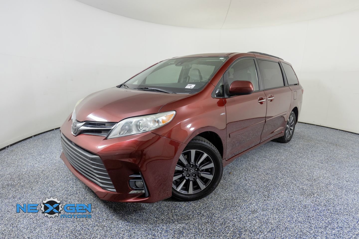 Used 2019 Toyota Sienna XLE w/ XLE Navigation Package image 3
