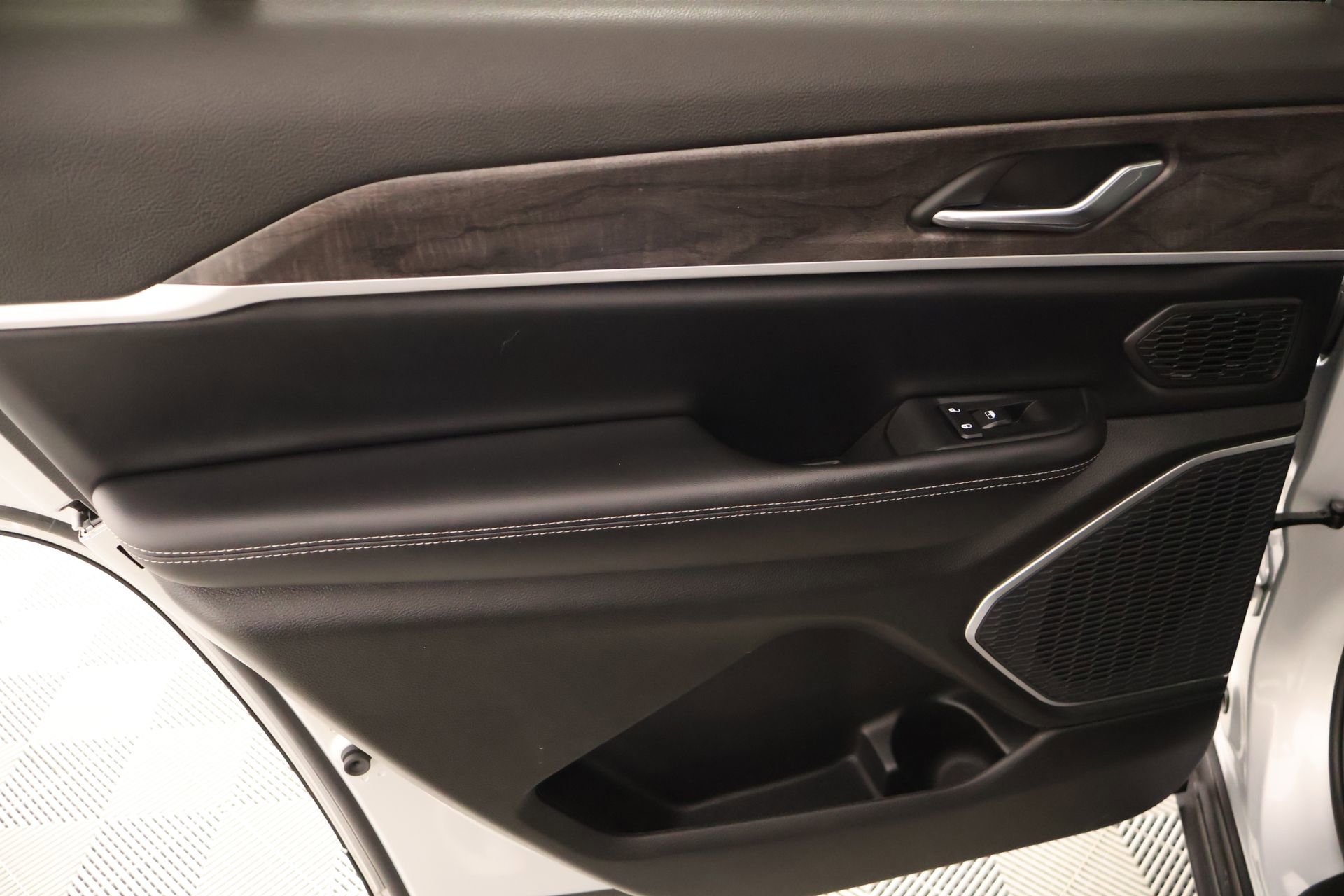 Used 2025 Jeep Grand Cherokee L Limited w/ Black Appearance Package image 20