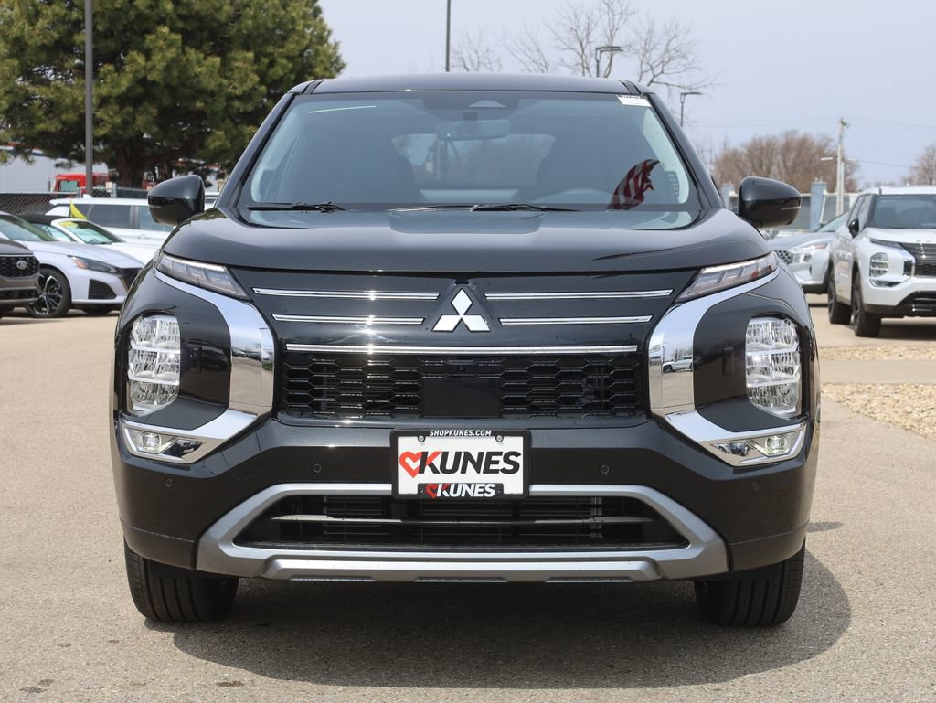 New 2025 Mitsubishi Outlander SE image 3