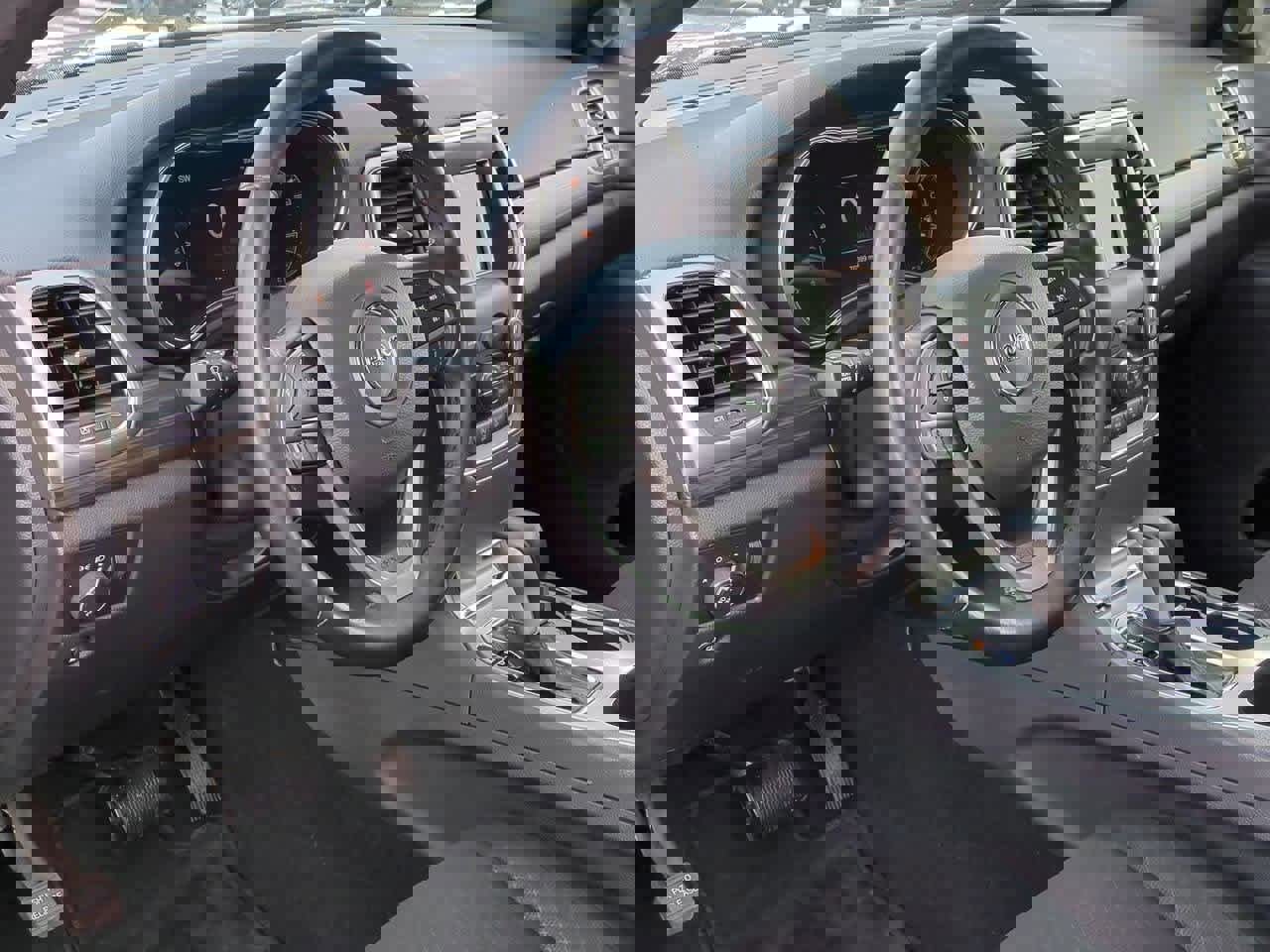 Used 2020 Jeep Grand Cherokee Laredo w/ Security & Convenience Group image 2