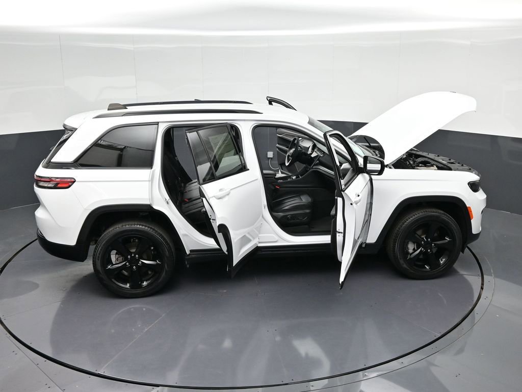 Used 2024 Jeep Grand Cherokee Limited w/ Black Appearance Package AWD/4WD image 44