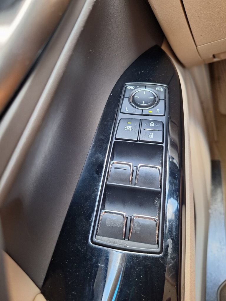 Used 2021 Lexus LX 570 4WD w/ Luxury Package image 18